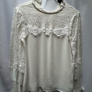 A gorgeous white blouse with lace detailing in size 0